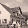 Dieses Foto entstand an Fronleichnam um 1961 auf dem Schaffler-Anwesen. Es zeigt: (von links) Oma Agatha, geboren 1887, Peter, geboren 1955, Vater Georg, geboren 1925, Sohn Georg, geboren 1957, und Mutter Erna, geboren 1929.