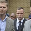 Oscar Pistorius (mitte) verlässt das Gerichtsgebäude.