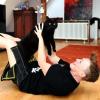 Katzen halten nichts von sportlicher Betätigung. Bevor Tina Schüssler die Bauchmuskeln trainiert flüchtet die pechschwarze Medy.