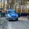 Polizisten und Einsatzfahrzeuge stehen in einem Waldstück bei Kipfenberg. Ein Waldarbeiter hatte dort einen Knochen gefunden - Ermittler fanden nun heraus, dass er von der vermissten Sonja Engelbrecht stamme, sagte ein Sprecher des Polizeipräsidiums München am Dienstag.