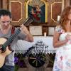 Die Popmusikerin Suzan Baker begeisterte zusammen mit Denis Lüdicke an der Gitarre in der Kapelle Maria Hilf in Riederau.  	 	
