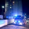 Die Feuerwehr vor dem Hochhaus in der Straße Erenäcker in Wiblingen. Etliche Bewohnerinnen und Bewohner flohen über das Baugerüst vor dem Brand.