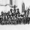 So sah die Rainer Feuerwehrmannschaft im Jahr 1911 aus. Sie hat sich hier für den Fotografen vor der Stadtpfarrkirche aufgestellt.