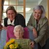 Zum 100. Geburtstag wurde Klara Mutzel von der Tagespflege-Leitung Rosemarie Mensch (links) und Sylvia Wolf (rechts) sowie Geschäftsführerin Silke Bolkart (Mitte) beglückwünscht.