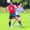 Gegen Münsters Routinier Jürgen Koch (links) hatten Tobias Dobberstein und der TSV Herbertshofen mit 1:3 das Nachsehen. Foto: Karin Tautz