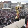 Der Höhepunkt in seiner Zeit als Geschäftsführer der Augsburger Panther: Max Fedra und die Mannschaft zeigen sich nach dem Gewinn der deutschen Vizemeisterschaft im Mai 2010 auf dem Rathausbalkon.	