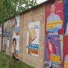 Noch ist Platz an der Plakatwand am Dießener Marktplatz. Bislang haben erst wenige Parteien Plakate zur Europawahl aufgehängt.