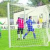 Ein Bild spricht Bände: Der Keeper von Öz Akdeniz möchte sich am liebsten verstecken, sein Kollege (links) hebt vorwurfsvoll die Arme und Andreas Goldstein trifft zum 1:0 für die Sportfreunde. Foto: Kleist