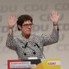 Die neu gewählte CDU-Vorsitzende Annegret Kramp-Karrenbauer winkt auf dem CDU-Bundesparteitag den Delegierten zu.