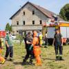 Einsatzkräfte der Feuerwehr ziehen sich am 11.08.2015 in Engelmannsreuth (Bayern) Ganzkörper-Schutzanzüge an.