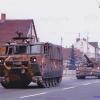 Ein amerikanischer Artillerieverband fährt durch die Bürgermeister-Aurnhammer-Straße in Göggingen. Dieses Foto wurde in den 1980ern aufgenommen.