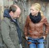 Die Schauspieler Ulrich Noethen und Veronica Ferres (als Filmehepaar Paul und Minette) während einer Drehpause des ZDF-Thrillers "Das Herz ist eine leichte Beute" an der Bergstation der Karwendelbahn in Mittenwald. (Oberbayern). 