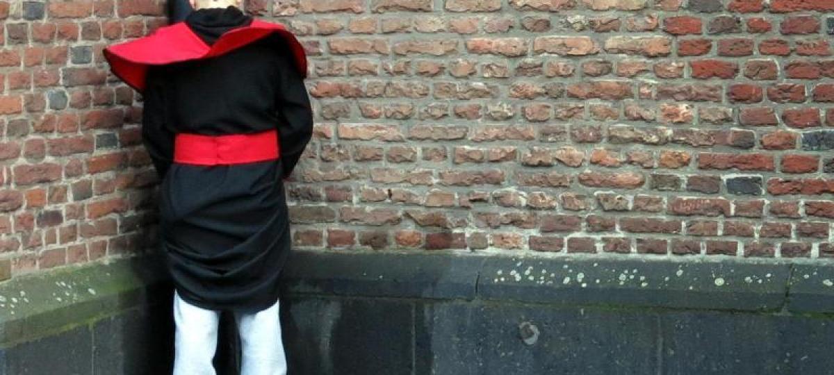 Notdurft mit Folgen: Polizei erwischt 21-Jährigen beim Pinkeln gegen Hausfassade