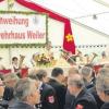 Pfarrer Rafaele De Blasi zelebrierte zur Einweihung des Feuerwehrhauses eine Messe im Festzelt, die von den Waltenhauser Musikanten umrahmt wurde. 