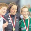 Das ist das Ding – stolz zeigt Karoline Pilawa (links) ihre Bronzemedaille in die Kamera. Im Zielspurt des 800-Meter-Finales der deutschen Hallenmeisterschaften musste sie sich nur der deutschen Meisterin Jana Hartmann (Dortmund/Mitte) und Hanna Klein (Edenkoben/rechts) geschlagen geben.  