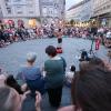 Das Straßenkunst-Festival La Strada – hier ein Auftritt 2022 am Manzù-Brunnen – dürfte am kommenden Wochenende viele Menschen in die Augsburger Innenstadt locken.