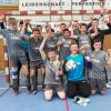 Bejubelten ihren Erfolg bei der Landkreis-Meisterschaft in der Halle: Die C-Juniorenfußballer der SG Offingen. 	