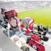 Noch an der Unglücksstelle im Stadion wurden die „Verletzten“ von den Rettungskräften versorgt.
