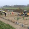 Bei der neuen Kindertagesstätte in Aindling an der Arnhofer Straße werden nun die Bauarbeiten zügig fortgeführt. Derzeit wird durch eine Baufirma die Fundamentplatte vorbereitet.