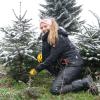 Diana Eberl und ihre Familie bauen im Affinger Gemeindeteil Haunswies Christbäume an und verkaufen sie. Wer möchte, kann sich seinen Baum auf zwei Plantagen auch selbst schlagen.