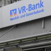 So wie hier in Biberbach teilten sich Sparkasse und VR Bank ein Gebäude. Jetzt wird auch hier die Geschäftsstelle geschlossen.