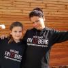 Melanie Friedrich und ihre Tochter Lina sind stolz, Friedberger zu sein. Um dies zu zeigen, tragen sie beide den neuen Friedberg-Pulli. 	
