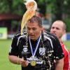Auch in Rain wird mit Bierdusche gefeiert: Hier "tauft" Mariusz Suszko Trainer Jürgen Steib. Die Rainer sind in die Regionalliga Bayern aufgestiegen. Foto: Gerd Jung