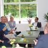 Zu einer Gesprächsrunde über die Folgen der Corona-Krise trafen sich Bayerns Gesundheitsminister Klaus Holetschek (Mitte) und Stephan Stracke (links) mit Vertreterinnen und Vertretern aus Gastronomie und Tourismus. 