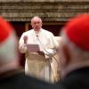 Papst Franziskus vor Kardinälen: Die Glaubenskongregation, die lange missliebige Bischöfe rüffelte, soll an Einfluss verlieren.