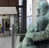 Das Denkmal für Stifter Friedrich Hessing steht im Eingangsbereich des Krankenhauses in Göggingen. 