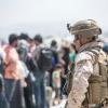 Ein US-Marine leistet Hilfe bei einer Evakuierung am Hamid Karzai International Airport.