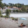 Dürfen sich am Lechstrand in Landsberg bald schon wieder Badegäste sonnen? Die Stadtwerke stellen eine baldige Öffnung in Aussicht.