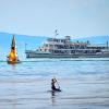 Viel Verkehr: Auf dem Bodensee fährt das Kursschiff "Baden"  in Richtung Anlegestelle, während zwei Seegelboote auf Wind warten.