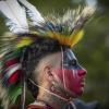 Ein Angehöriger der Shoal Lake 40 First Nation nimmt in Vancouver an einer Mahnwache teil.