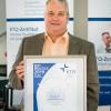 Claus Schorer, technischer Leiter und Initiator der Umweltgruppe der Wertachkliniken, mit der Urkunde des „Best Practice Awards“.  	