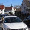 Zu schnelle Autofahrer und parkende Fahrzeuge am Fahrbahnrand der Hauptstraße sorgen in Kleinaitingen für Unmut.