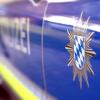 Zwei Menschen sind bei einem Überschlag mit einem Auto in Schiltberg leicht verletzt worden. 