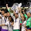 Real Madrid's Sergio Ramos feiert mit dem Champions League Pokal.