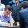 Magnus Carlsen (links) hat erfolgreich seinen Titel als Schachweltmeister gegen Fabio Caruana verteidigt.