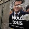 Ein zerrissenes Plakat des französischen Präsidenten Emmanuel Macron.