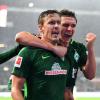 Theodor Gebre Selassie (l) und Milos Veljkovic (r) feiern Werders Dreifach-Torschütze Max Kruse.