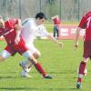 Auf Tore von Ali Dabestani (weiß) hoffen die Friedberger Fans und Verantwortlichen, wenn morgen der FC Viktoria Buxheim gastiert. Im Hinspiel hatte der Torjäger einen „Sahnetag“ erwischt. 