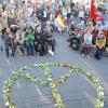 Ein Peace-Zeichen aus Blumen schmückte den Hans-und-Sophie-Scholl-Platz bei der Schlusskundgebung. 	