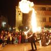 Keine Frage, „Dietenheim leuchtet“ das war wieder ein stimmungsvolles Spektakel. Die „Donaubarbaren“ (links) begeisterten das Publikum mit ihren meterhoch in den Nachthimmel aufsteigenden Flammenbällen. Krönender Abschluss: Das Brillantfeuerwerk umstrahlte den alterwürdigen Sankt-Martinus-Turm. Überraschungsgast des Abends war die „Supertalent“-Sängerin Lilianne Schreiber aus Illertissen.  
