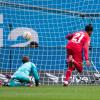 Leverkusens Ayman Azhil (r) trifft gegen Frankfurts Torhüter Kevin Trapp zur 1:0-Führung.