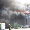 Im Augsburger Stadtteil Inningen steht am Montag eine Gewerbehalle in Flammen. Zahlreiche Feuerwehrleute kämpfen gegen die Flammen. Der Rauch ist von weitem zu sehen.