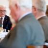 Bundespräsident Frank-Walter Steinmeier (l) spricht mit Kommunalpolitikern im Schloss Bellevue.