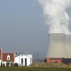 Gewaltige Dampfwolken der beiden Reaktorblöcke B und C des Kernkraftwerks Gundremmingen steigen aus den Kühltürmen empor. Nach der Übung regen sich die Kritiker.