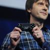 PlayStation 5: System-Archtekt Mark Cerny gehört zu den Entwicklern der neuen Konsole. Auf dem Bild ist er noch mit einer Vorgänger-Version zu sehen.