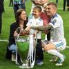 Kroos mit seiner Frau Jessica und seinen Kindern nach dem Gewinn der Champions League 2018.